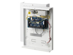 acre (Vanderbilt) SPCP432.300 Vanderbilt alimentation de 1.5A pour sur le bus des panneaux d'alarme SPC . L'alimentation compacte dans boîtier (G2) est livrée avec un contrôleur de porte SPCA210 et offre de l'espace pour une batterie 7Ah.