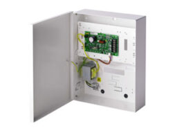 acre (Vanderbilt) SPCP333.300 Vanderbilt Alimentation de 1.5A pour sur le bus des panneaux d'alarme SPC . L'alimentation dans boîtier grande (G3) est livrée avec une extension SPCE652 8 zones et offre de l'espace pour une batterie 17Ah et 3 modules d'extension optionnels.