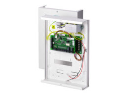 acre (Vanderbilt) SPCP332.300 Alimentation de 1.5A pour sur le bus des panneaux d'alarme SPC . L'alimentation est livrée avec une extension SPCE652 8 zones dans un boîtier compact et offre de l'espace pour une batterie 7Ah.