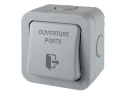 Alpha EXSW90AP Alpha bouton poussoir IP66 avec le texte « OUVERTURE PORTE ».